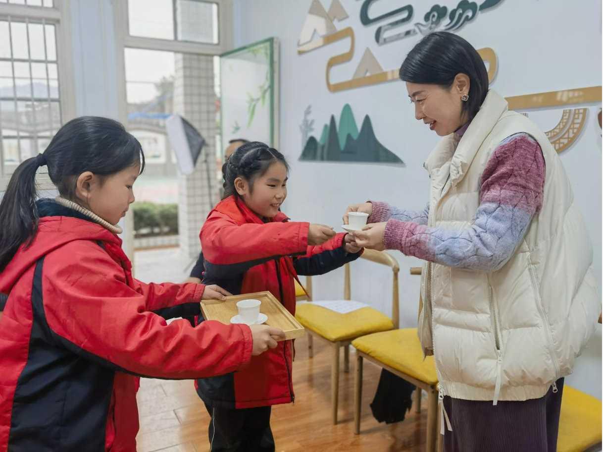 �����ض�ƺ���ɳƺ��СЯ�ְ����ڲ�ѧУ��������ѵ����ͯ��